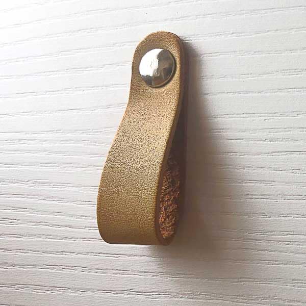 Mesita de Noche Blanca con 2 Cajones, Diseño Minimalista, Tiradores de Piel Sintética, 61,6 cm de Alto